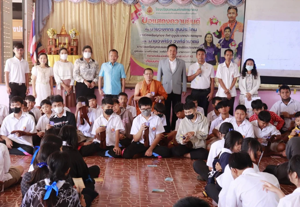 พระอาจารย์วัฒนา จกฺกวโร (เสลาคุณ) มอบถุงเท้าให้นักเรียน