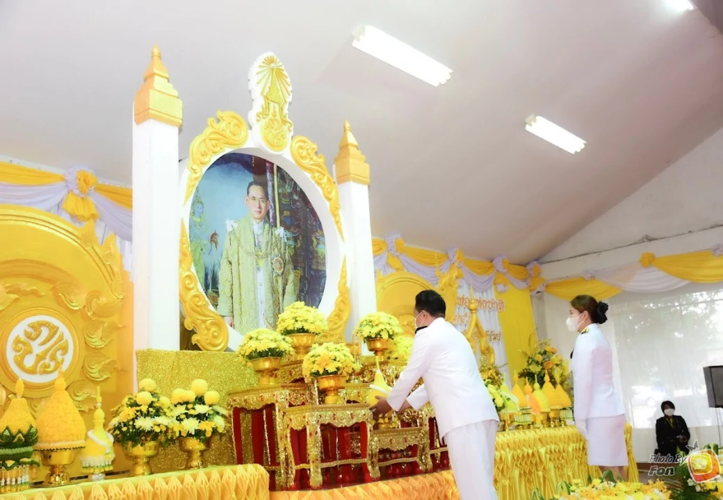 เข้าร่วมพิธีทำบุญตักบาตรถวายพระราชกุศล วางพานพุ่มถวายบังคม วันชาติ และวันพ่อแห่งชาติ