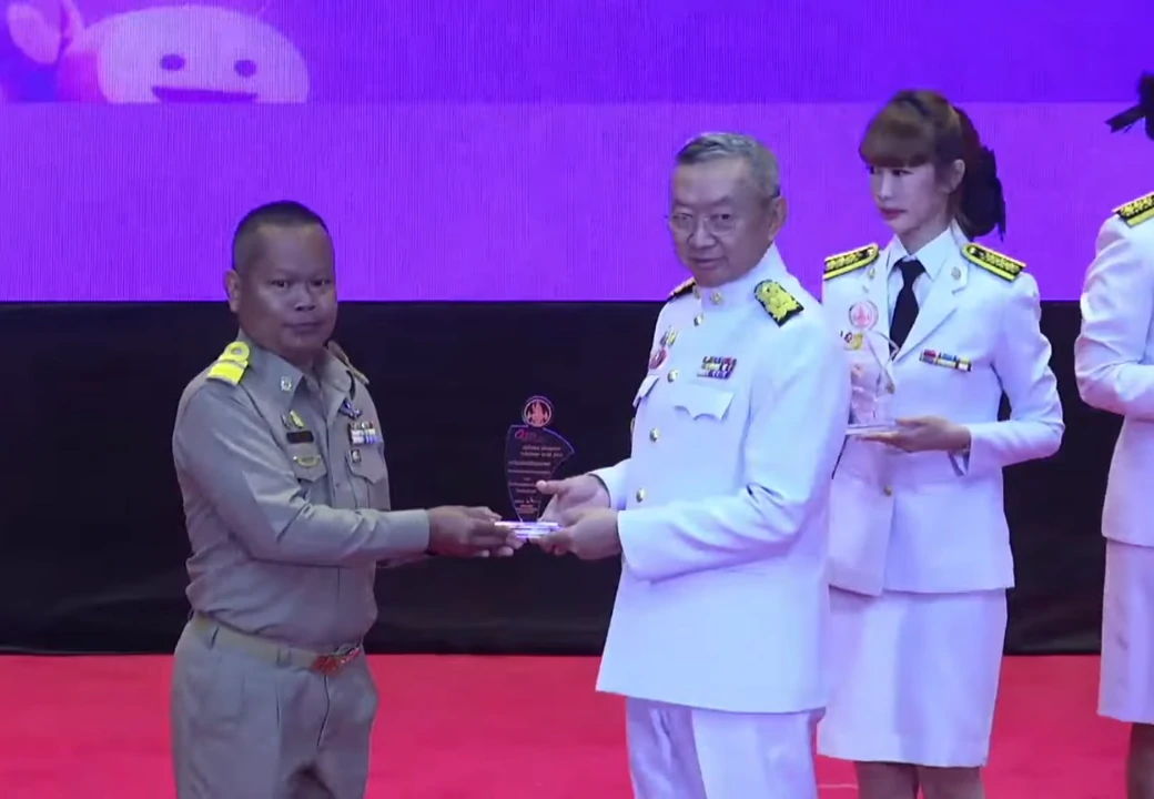 รับโล่รางวัลผลงาน “หนึ่งโรงเรียน หนึ่งนวัตกรรม”