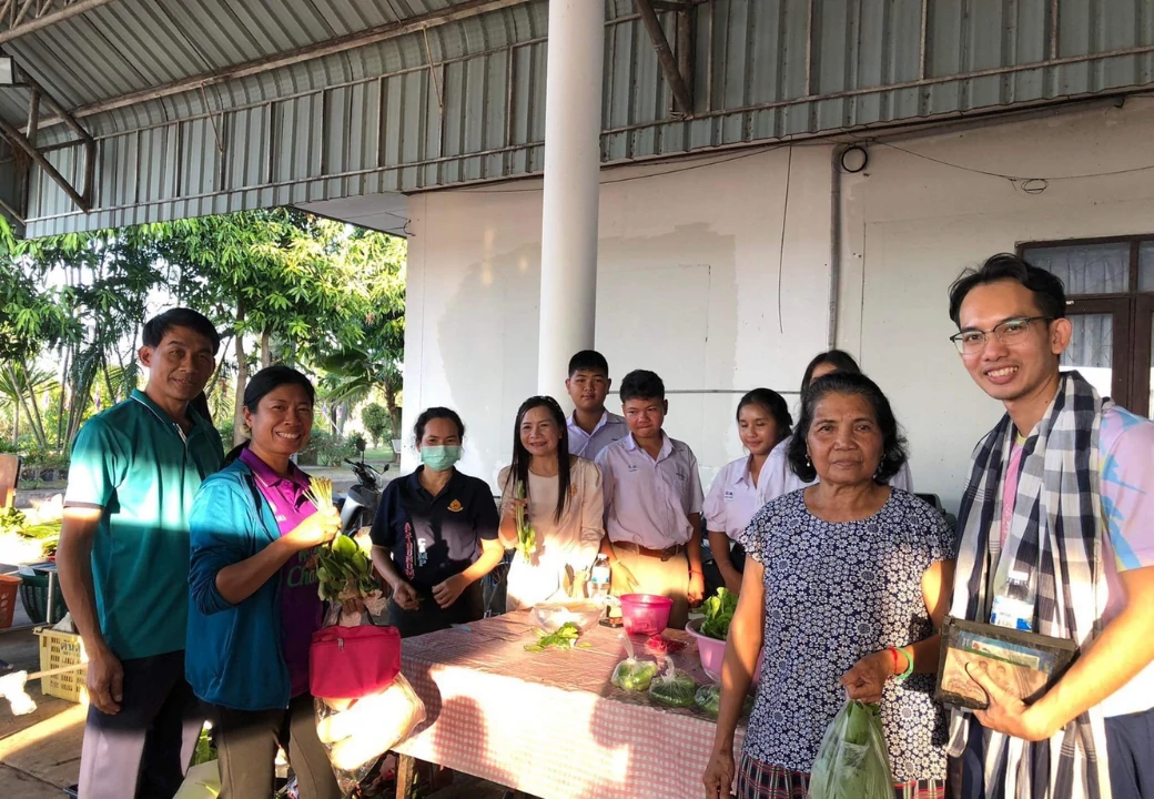 นักเรียนแกนนำโครงการ Hello massage หารายได้ระหว่างเรียน “ตลาดนัดท้องถิ่นสีเขียว ”