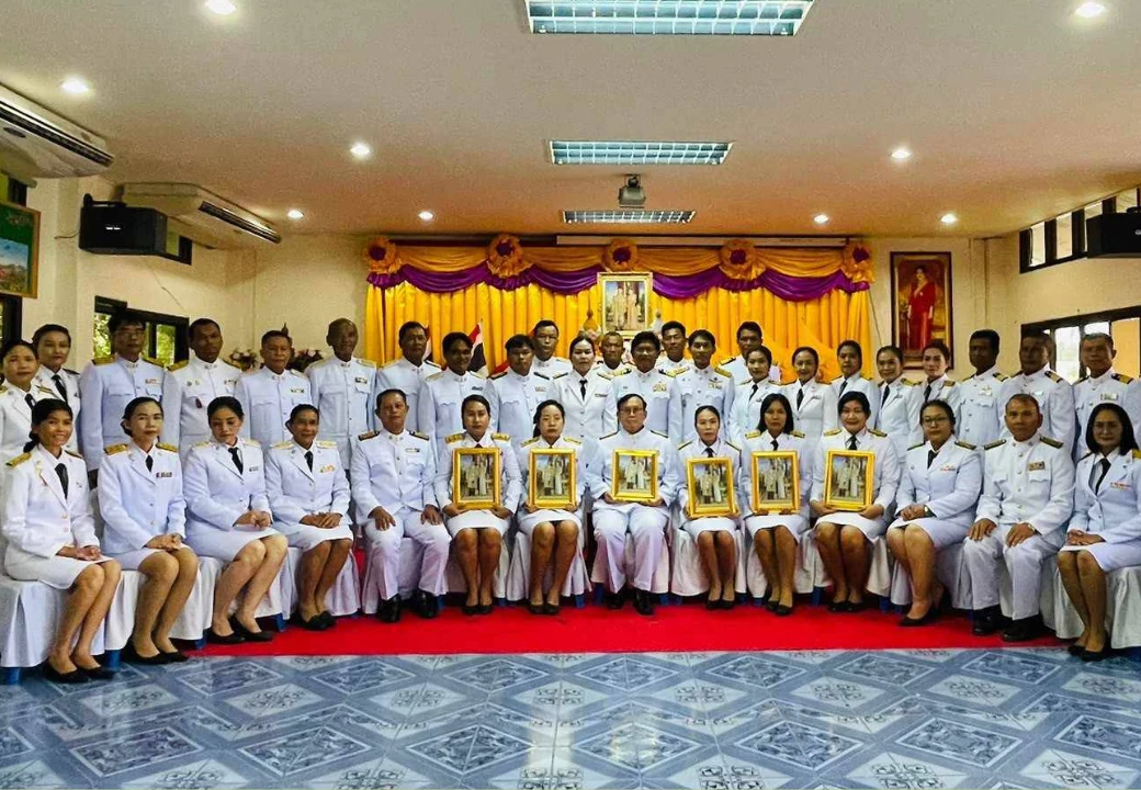 เข้าร่วมรับพระราชทานพระบรมฉายาลักษณ์พระบาทสมเด็จพระเจ้าอยู่หัว ที่ฉายกับสมเด็จพระนางเจ้า ฯ พระบรมราชินี