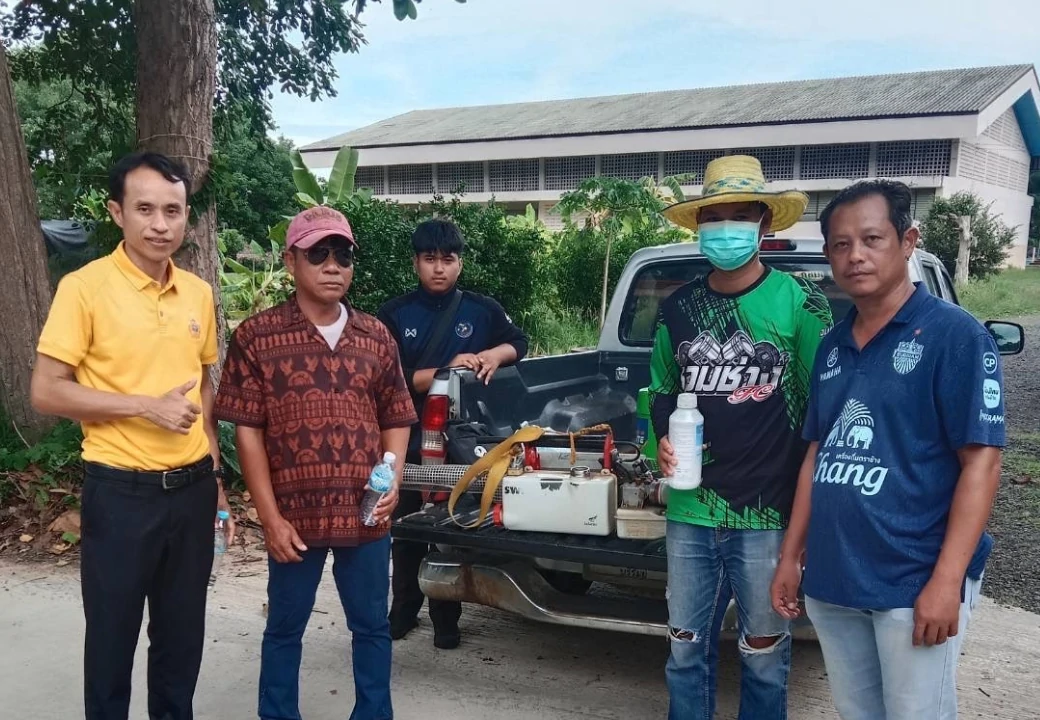 การฉีดพ่นหมอกควันเพื่อกำจัดยุงลายในบริเวณโรงเรียน อบต.ถนนหัก