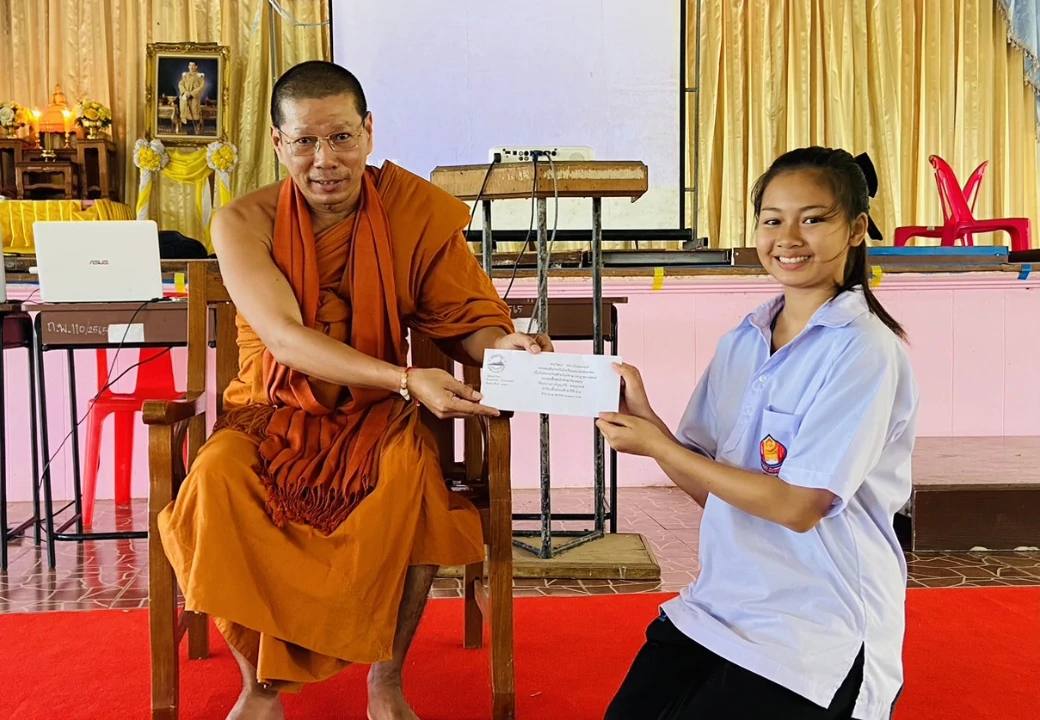 พระอาจารย์วัฒนา จกฺกวโร (เสลาคุณ) มอบทุนค่าเครื่องแบบนักศึกษาวิชาทหาร