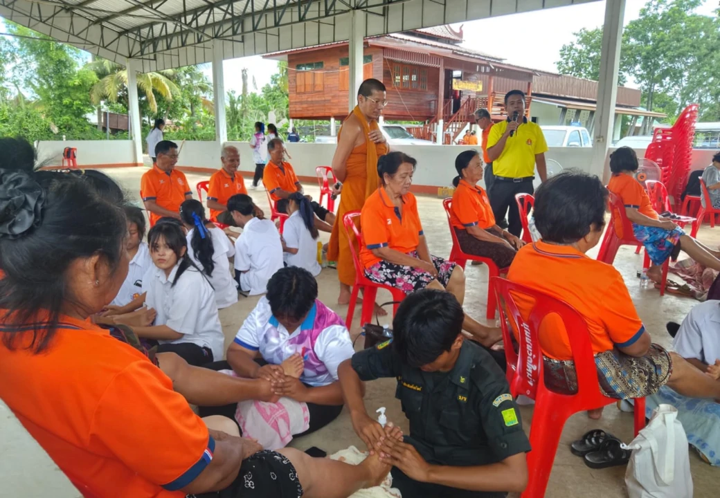 การอบรมปฏิบัติการนวดไทยเพื่อสุขภาพ และบริการนวดฝ่าเท้า ให้ผู้สูงอายุ