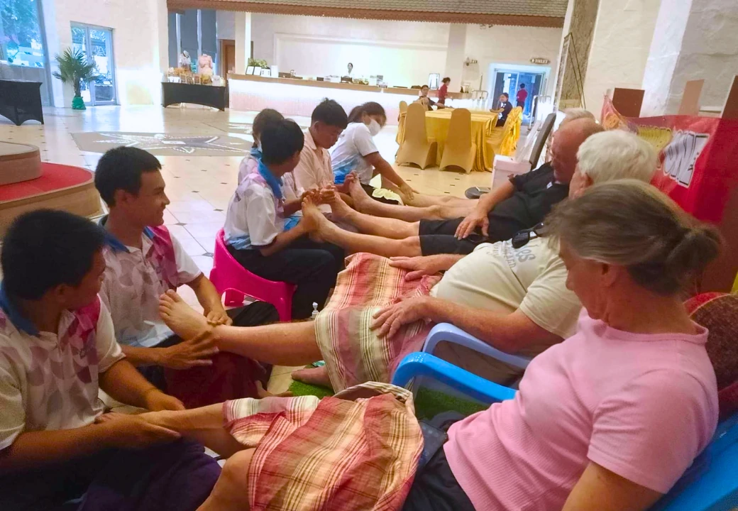 นักเรียน Hello massage นวดฝ่าเท้าหารายได้ระหว่างเรียนงานแข่งขันรถจักรยานยนต์ชิงแชมป์โลก สนามที่ ๑๘