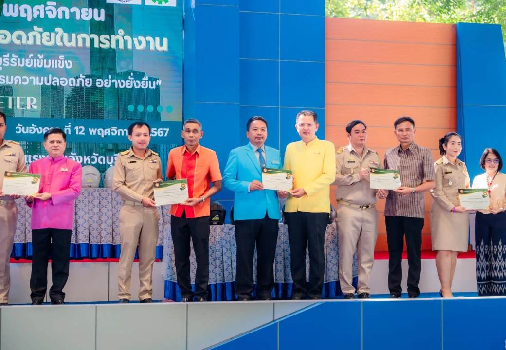 พิธีรับมอบเกียรติบัตรสถานศึกษาปลอดภัย ปีที่ ๓ ติดต่อกัน