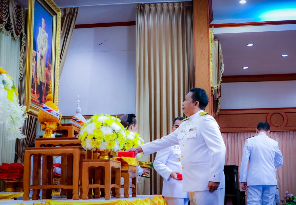 พิธีรับเครื่องราชอิสริยาภรณ์ชั้นต่ำกว่าสายสะพาย และเหรียญจักรพรรดิมาลา