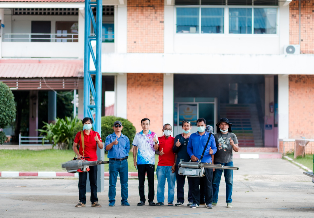 การฉีดพ่นหมอกควันเพื่อกำจัดยุงลายในบริเวณโรงเรียน โดย องค์การบริหารส่วนตำบลถนนหัก