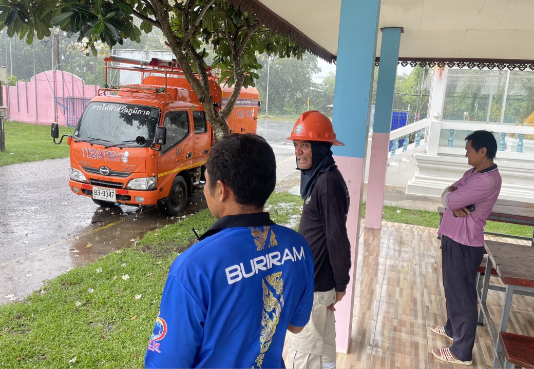 เกิดเหตุฝนตกฟ้าฝ่าสายไฟขาด ไฟดับทั้งอำเภอนางรอง