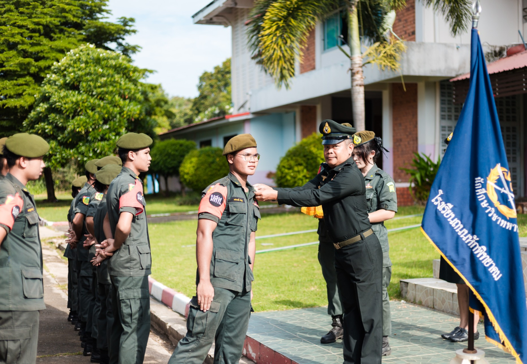 พิธีมอบเกียรติบัตรให้กับนักศึกษาวิชาทหารที่ผ่านการฝึกอบรมหลักสูตรนักศึกษาวิชาทหารบังคับบัญชาและจราจร