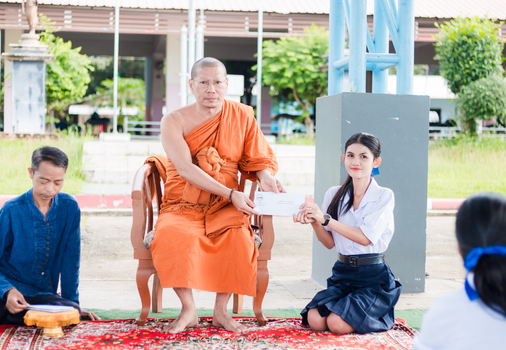 พระอาจารย์วัฒนา จกฺกวโร (เสลาคุณ) มอบทุนการศึกษาและกล่าวอำลาให้โอวาสกับครูและนักเรียน