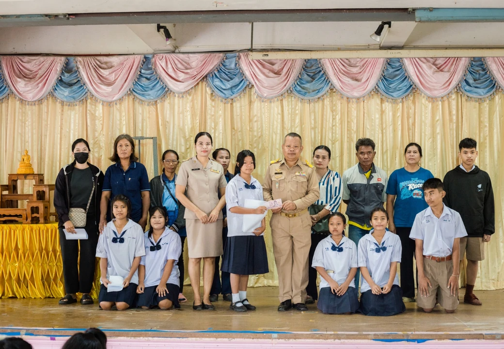 มอบเงินค่าเครื่องแบบนักเรียน (เพิ่มเติม) ประจำปีการศึกษา 2568