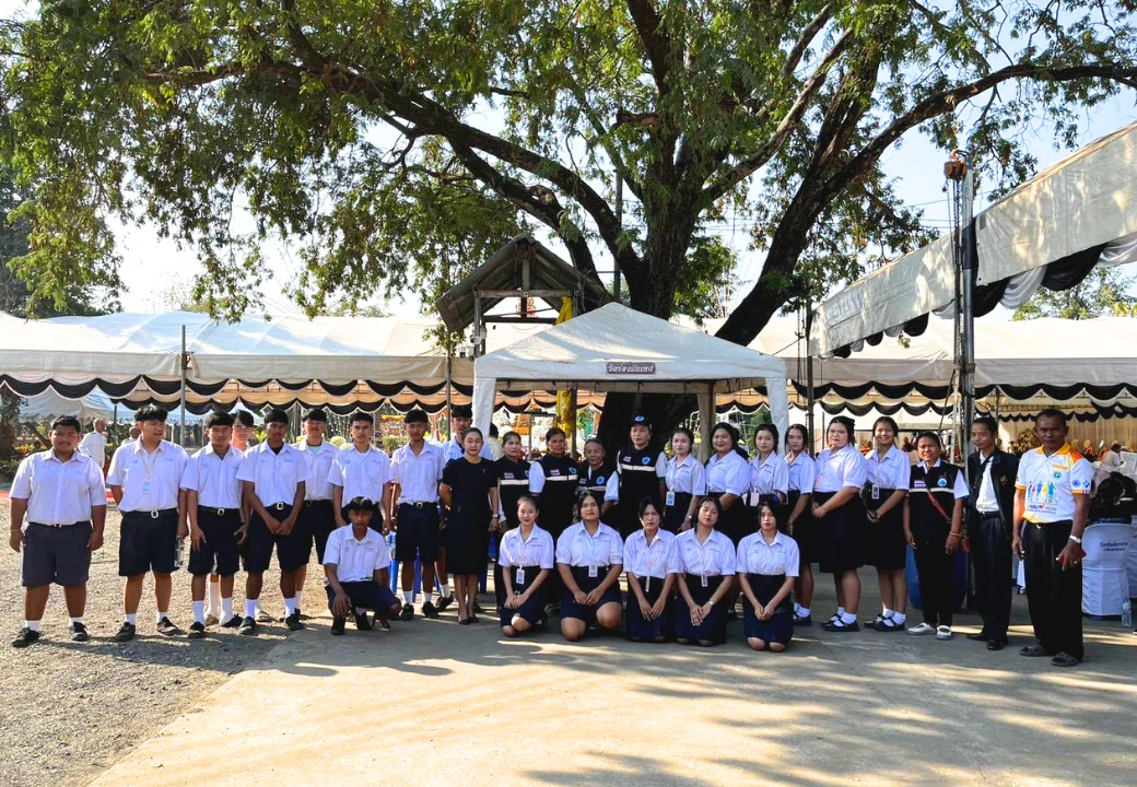 คณะกรรมการสภานักเรียน ร่วมจิตอาสา เสริฟน้ำแขกผู้มีเกียรติ ในพิธีพระราชทานเพลิงศพ