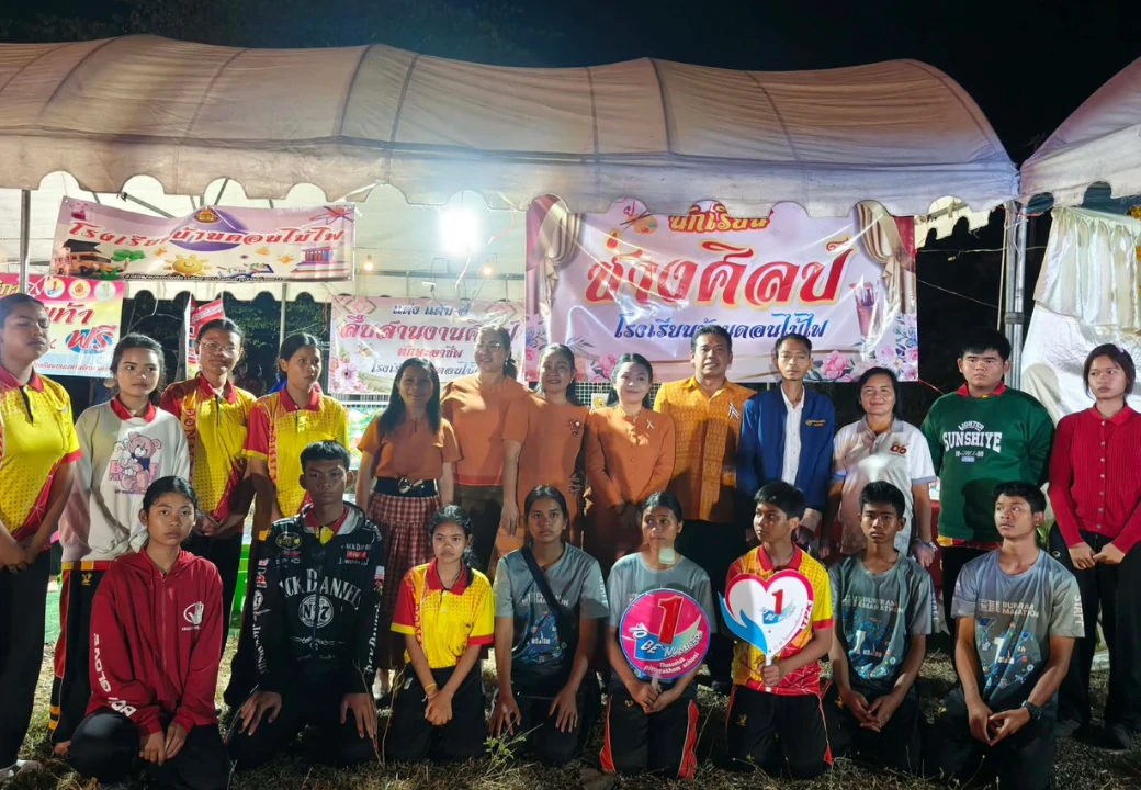 กิจกรรม “ดอกฝ้ายคำบานที่เฉลิมพระเกียรติ” ประจำปี 2569 แกนนำชมรม TO BE NUMBER ONE โรงเรียนถนนหักพิทยาคม หารายได้ระหว่างเรียน