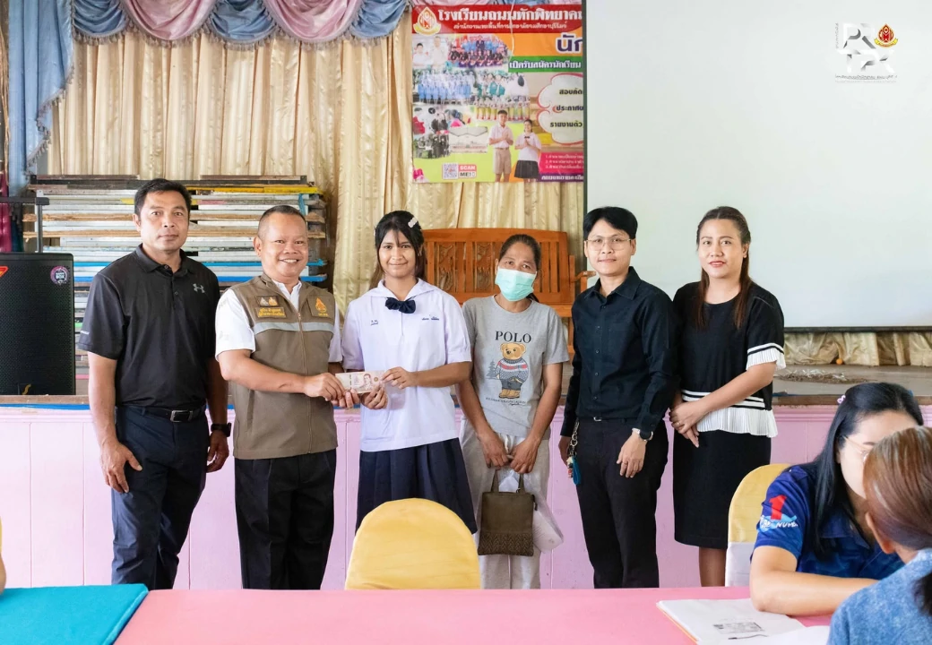 มอบทุนการศึกษาสำหรับนักเรียนทุนปัจจัยพื้นฐาน ภาคเรียนที่ 1 ปีการศึกษา 2569